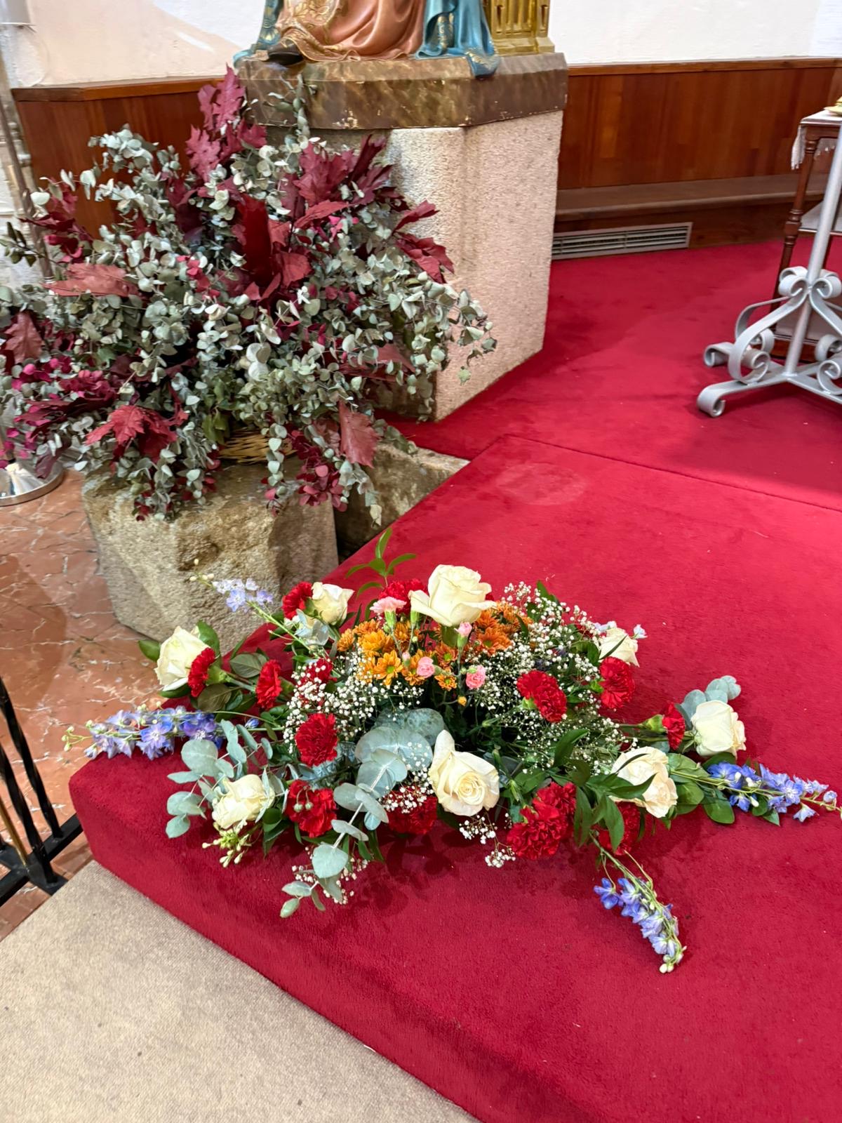 Arreglo floral en la escalinata de un altar