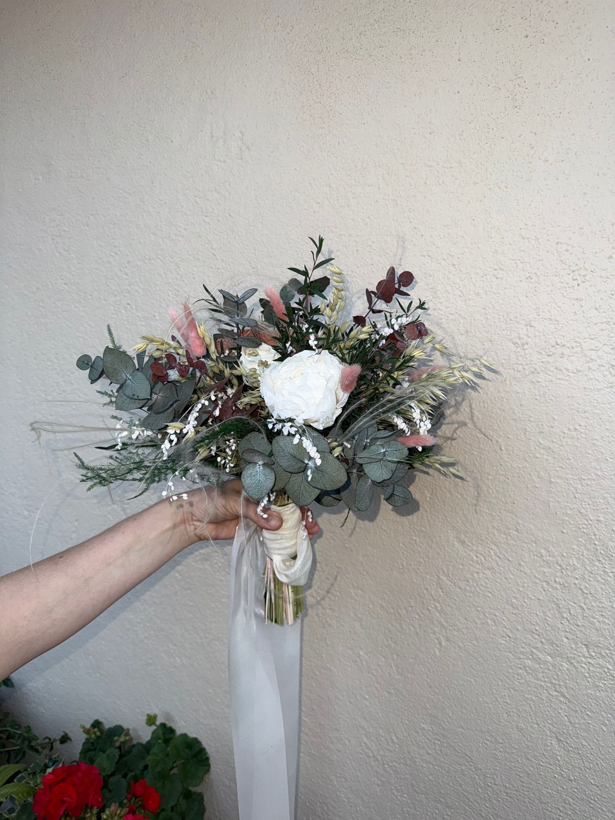 Ramo de novia con rosa blanca, eucalipto y paniculata